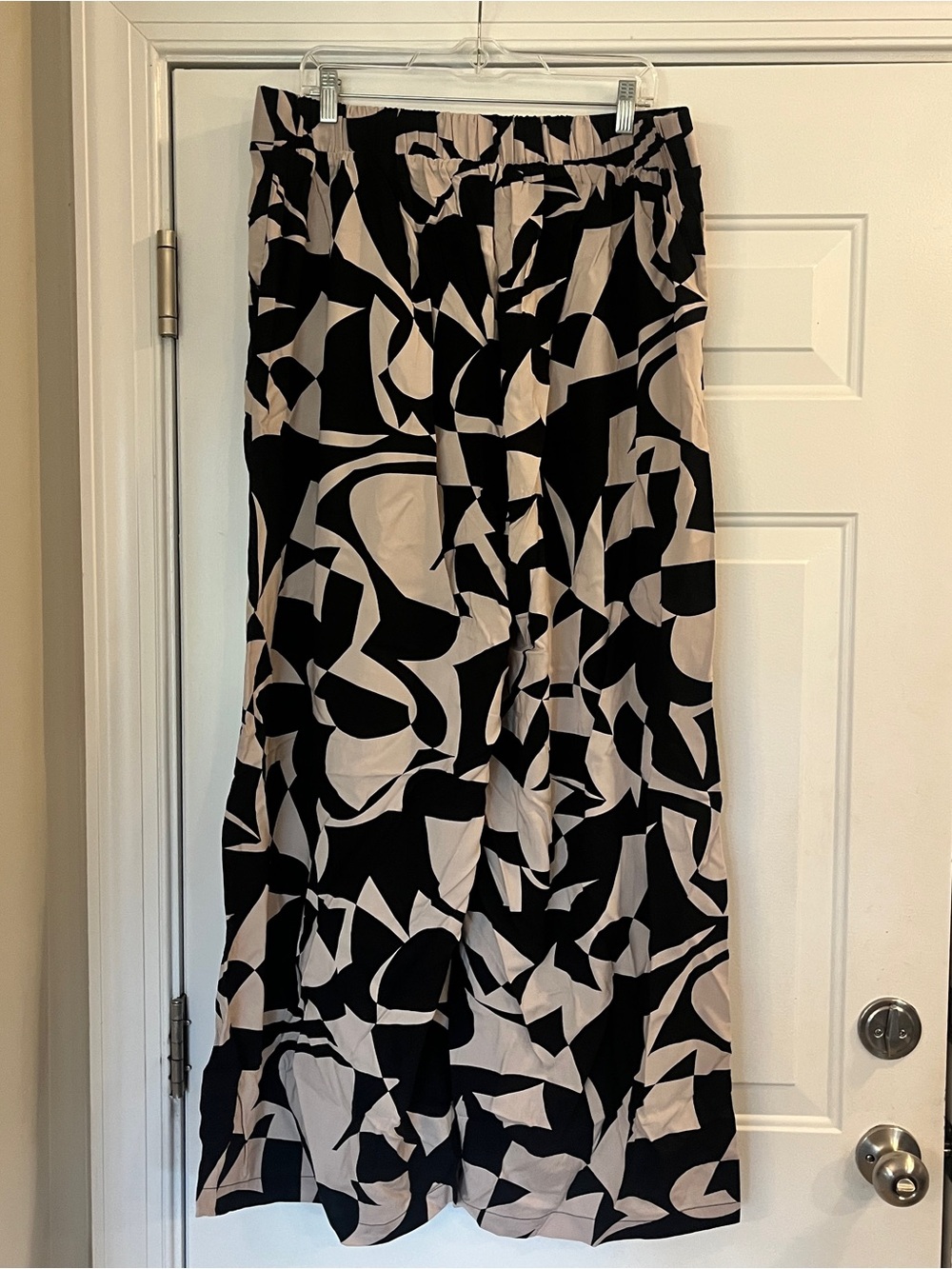 NWT Torrid Black & Cream Abstract Wide-Leg Pants - Picture 4 of 7